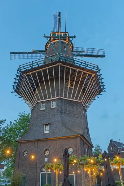 アムステルダムの伝統的な風車のランドマーク グーヤーで夕暮れの夜 — ストック写真