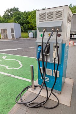 Otocec, Slovenya - 12 Haziran 2019: Slovenya 'nın Otocec kenti yakınlarındaki Petrol İstasyonunda Elektrikli Araçlar için Hızlı Şarj.