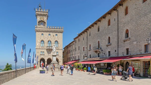 San Marino Czerwca 2019 Spacer Turystyczny Placu Wolności Przed Zabytkowym — Zdjęcie stockowe