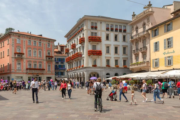 Lugano Schweiz Juni 2019 Folk Går Piazza Della Riforma Gågata — Stockfoto