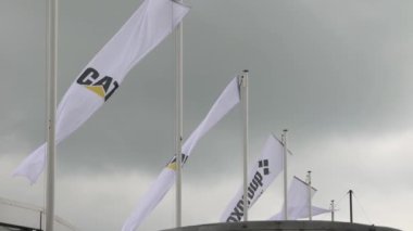 Belgrad, Sırbistan - 27 Nisan 2022: Tırtıl Standı İnşaat Malzemeleri Fuarında Kedi Bayrakları.