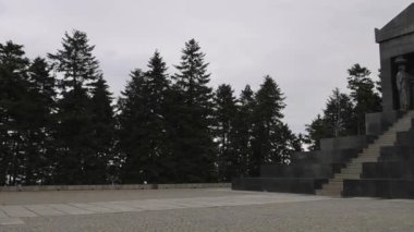Belgrad, Sırbistan - 23 Ekim 2021: Avala Dağı Panorama Tepesinde Kara Granit Taş Anıtı.