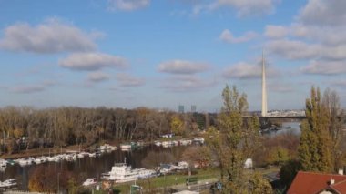 Belgrad, Sırbistan - 23 Kasım 2021: Modern Suspansiyon Ada Köprüsü Sava Şehri Çöküşü Üzerine Tek Kalın Kol.