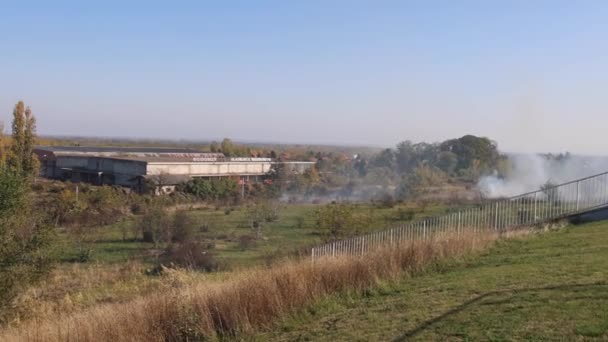 セルビア スメレヴォ 2021年10月31日 大都市埋め立てゴミ捨て場跡と焼けるごみブラシ煙場パノラマ — ストック動画