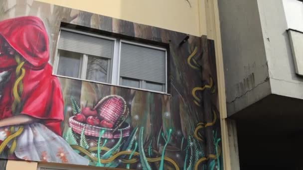 Belgrado Servië April 2022 Fantasy Mural Little Red Riding Hood — Stockvideo