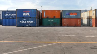 Dobanovci, Sırbistan - 3 Mart 2017: Kargo Terminal Tersanesinde çok sayıda nakliye konteynırı.