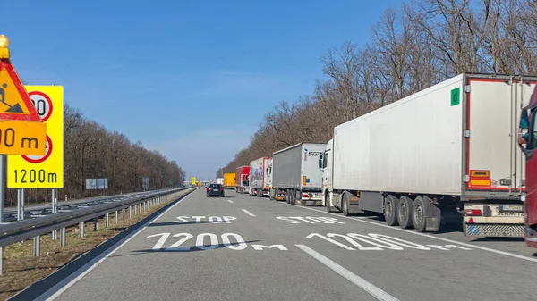 Batrovci Servië Februari 2017 Lange Rij Vrachtwagens Bij Europese Grensoverschrijding — Stockfoto
