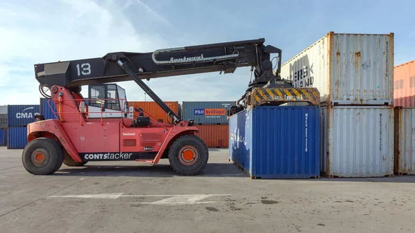세르비아 2017 Reach Stacker Lifting Shipping Container Cargo Terminal Yard — 스톡 사진