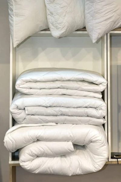 Housse Couette Blanche Couvertures Literie Étagère Dans Chambre Coucher — Photo