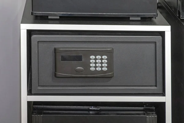 数字キーパッド付き長方形の形状の電子安全預金ボックス — ストック写真