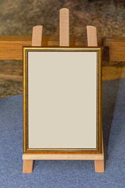 Golden Portrait Frame Στο Ξύλινο Easel Holder Copy Space — Φωτογραφία Αρχείου