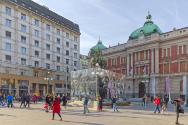 Belgrad, Sırbistan - 31 Aralık 2022: Cumhuriyet Meydanı Kış Günü 'nde Geçici Gümüş Kutulu Prens Mihailo Anıtı' nın Önünde Yürüyen İnsanlar.