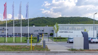 Nis, Sırbistan - 04 Ağustos 2022: Avusturyalı Zumtobel Group Led Lights Factory Building at Electronic Colony Nis.