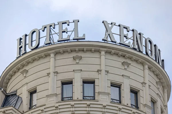 セルビア ベオグラード 2023年1月31日 首都ヴォイスラヴァ イリカ通りビルの上にホワイト3Dサインホテル キセノン — ストック写真