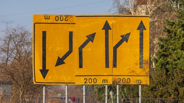 方向矢印の混乱黄色の背景で道路標識 — ストック写真