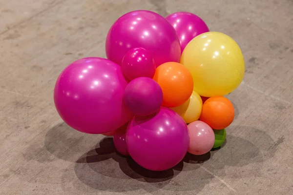 Cluster Van Kleur Partij Latex Ballonnen Ontbloot Vloer — Stockfoto