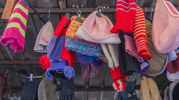 ハンギング帽子ウールビーニーキャップ冬のアクセサリー — ストック写真