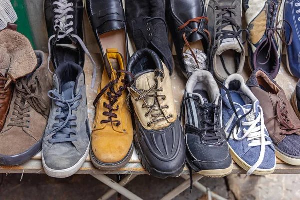 Υποδήματα Παπούτσια Μπότες Sneakers Προς Πώληση Στην Αγορά Flea — Φωτογραφία Αρχείου