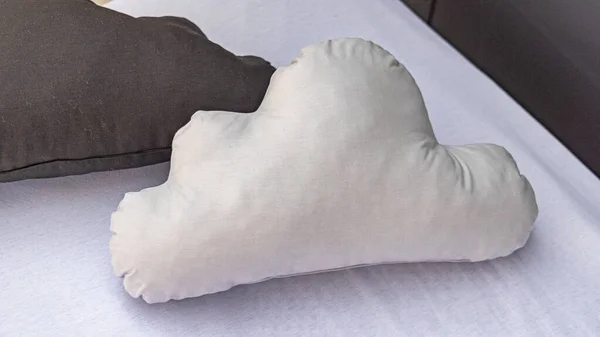 Белая Текстильная Подушка Кровати — стоковое фото