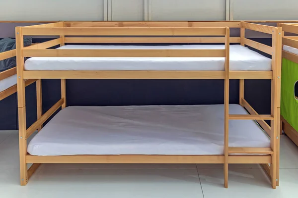 Деревянная Двухъярусная Кровать Детской Комнате — стоковое фото