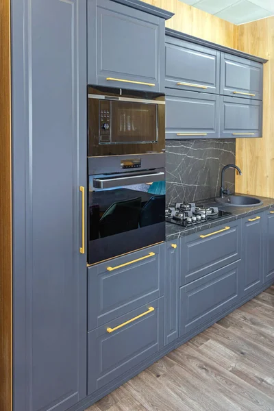 Modern Mutfakta Siyah Mikrodalga Konvansiyonel Fırın — Stok fotoğraf