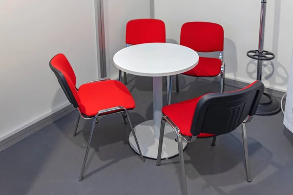 Mesa Branca Redonda Com Quatro Cabine Vermelha Escritório Das Cadeiras — Fotografia de Stock