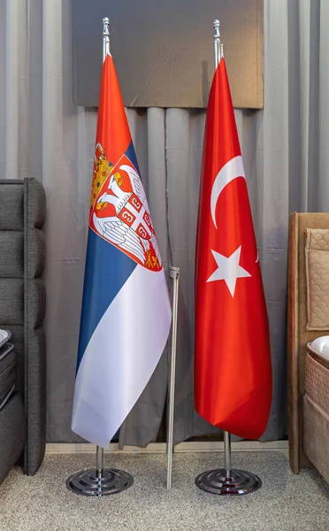 Serbiska Och Turkiska Flaggor Vid Polackerna Konferensrummet — Stockfoto