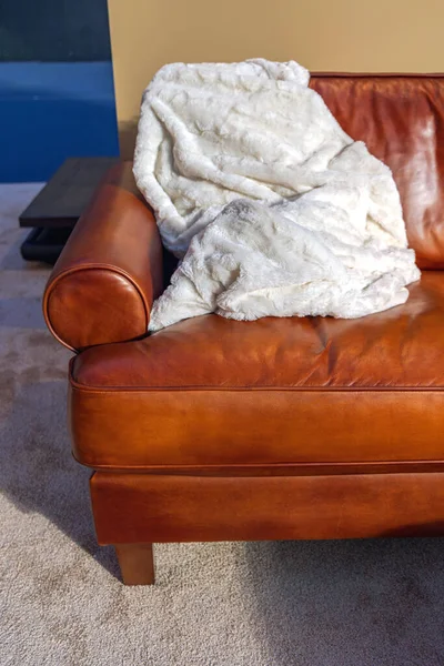Weiße Decke Auf Ledercouch Sofa Wohnzimmer Werfen — Stockfoto