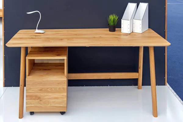 Holztisch Mit Schrank Moderner Arbeitsplatz Hause — Stockfoto