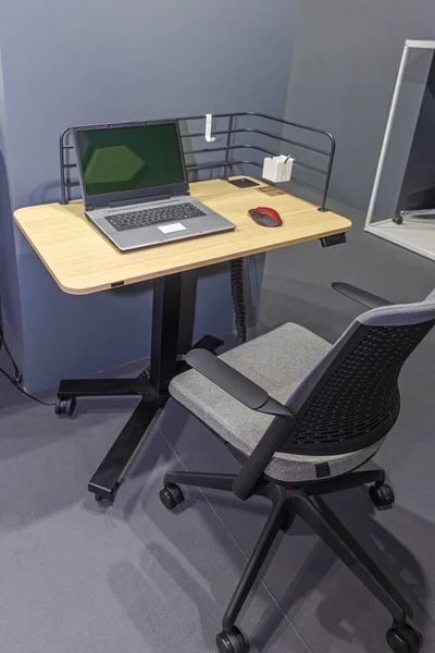Open Laptop Computer Muis Bij Small Mobile Desk Wheels Work — Stockfoto