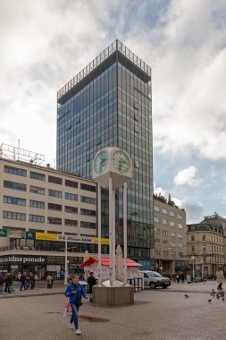 Zagreb, Hırvatistan - 4 Kasım 2019: Başkent Sonbahar Gününde Ban Josip Jelaciç Meydanı 'nda Ücretsiz Daimi Kamu Saati.