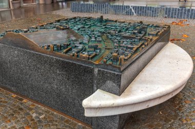 Ljubljana, Slovenya - 4 Kasım 2019: Islak Kış Gününde Büyük Bronz Yardım Şehri Haritası.