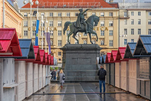 ザグレブ クロアチア 2019年11月4日 首都広場でのバン ジョシップ イェラックの乗馬像ウェット オータム — ストック写真