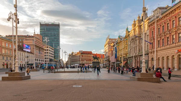 ザグレブ クロアチア 2019年11月3日 秋の午後 首都のバン ジョシップ ジャラクティック広場を歩く人々 — ストック写真