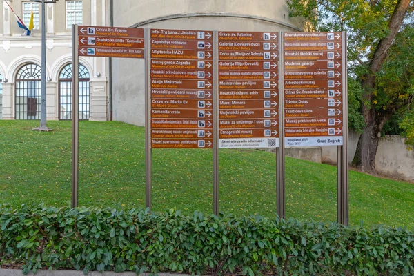克罗地亚萨格勒布 2019年11月3日 游客信息委员会在首都免费无线保真网站的方向箭头列表 — 图库照片
