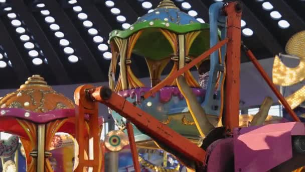 Малі Діти Ferris Wheel Winter Fairground Amusement Park Hall — стокове відео