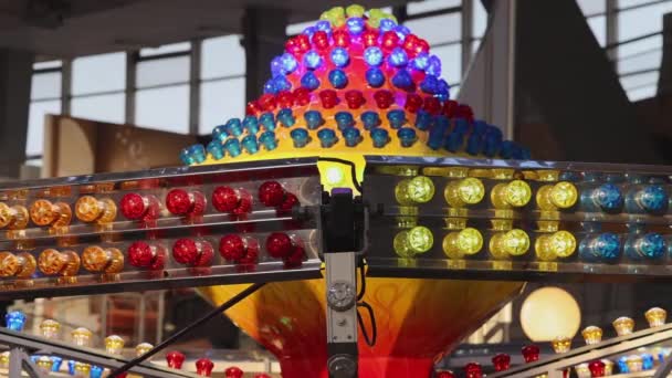 Πολύχρωμα Led Λαμπτήρες Ανακλαστήρα Αναβοσβήνει Φώτα Στο Carnival Carousel Οικογένεια — Αρχείο Βίντεο