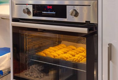 Elektrikli fırında kruvasan pişiriyorum.