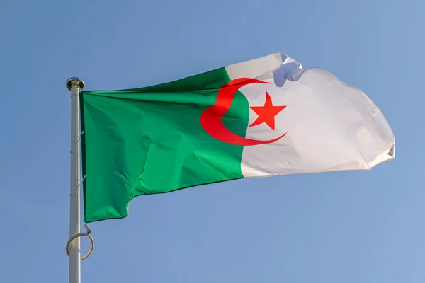 Flaga Algierii Kraj Silne Słońce Niebieskie Niebo — Zdjęcie stockowe