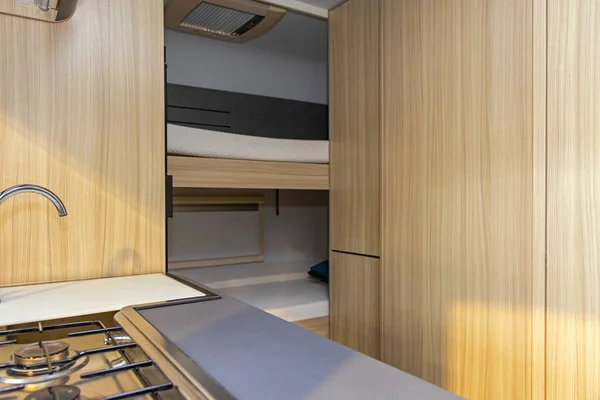 Łóżka Piętrowe Przyczepie Kempingowej Wnętrze Drewniane — Zdjęcie stockowe