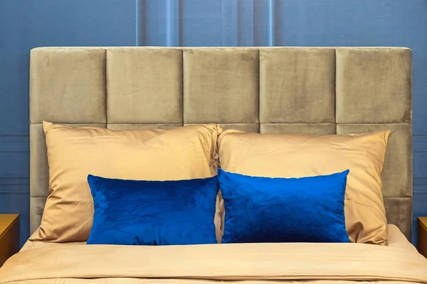 Çift Yastıklı Büyük Yatak Klasik Yatak Odası — Stok fotoğraf