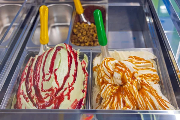ディスプレイ冷蔵庫でトレイのアイスクリーム 内閣Parlour — ストック写真