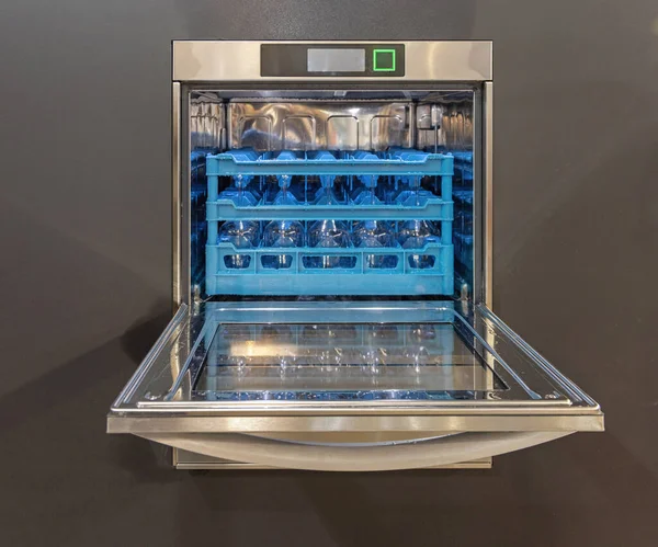 Kommersiell Maträtt Tvättmaskin Med Blå Rack Insats För Glas — Stockfoto