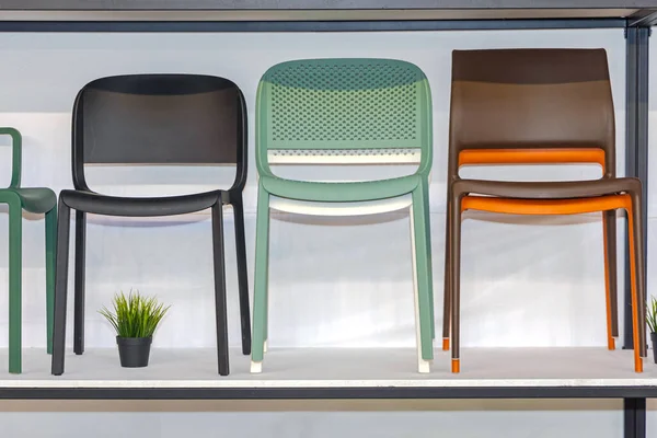 棚の現代の新しい様々な形と色のプラスチック椅子 — ストック写真