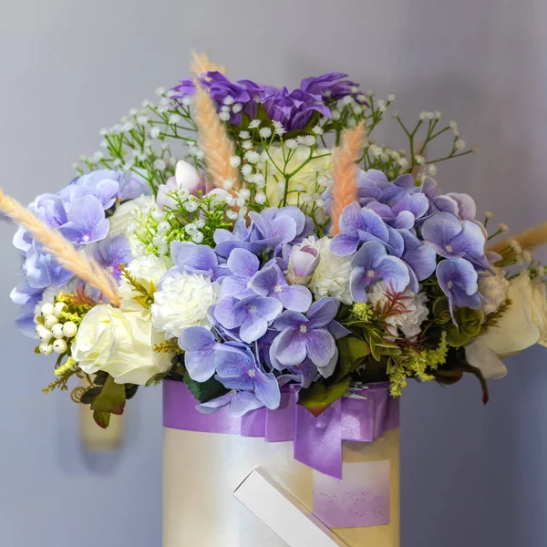 紫色の花ユリのバラミックス人工的なアレンジメント — ストック写真