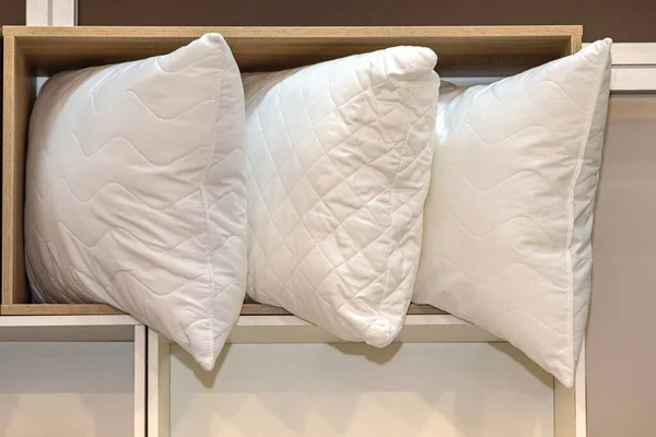 3つの大きな白い枕でラックでベッドルーム — ストック写真