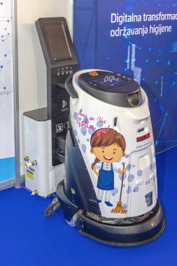 Belgrad, Sırbistan - 23 Şubat 2023: Fuar Salonundaki Horeca Equthe Hotels Restoranları Cafe Bar Ticaret Fuarı 'nda Gaussian Robotics Company tarafından Otonom Temizleme Robotu.