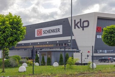 Simanovci, Sırbistan - 22 Ağustos 2022: Alman Db Schenker Yeni Dağıtım Depo Binası Dış Klp.