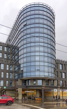 Belgrad, Sırbistan - 27 Aralık 2022: New Office Building Capital City Centre 'daki Starbucks Kahve Dükkanı.