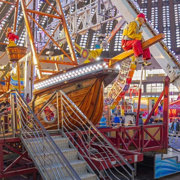 塞尔维亚贝尔格莱德 2022年12月25日 海盗船Pendulum Thrill Ride Amusement Park Hall Winter Fun — 图库照片